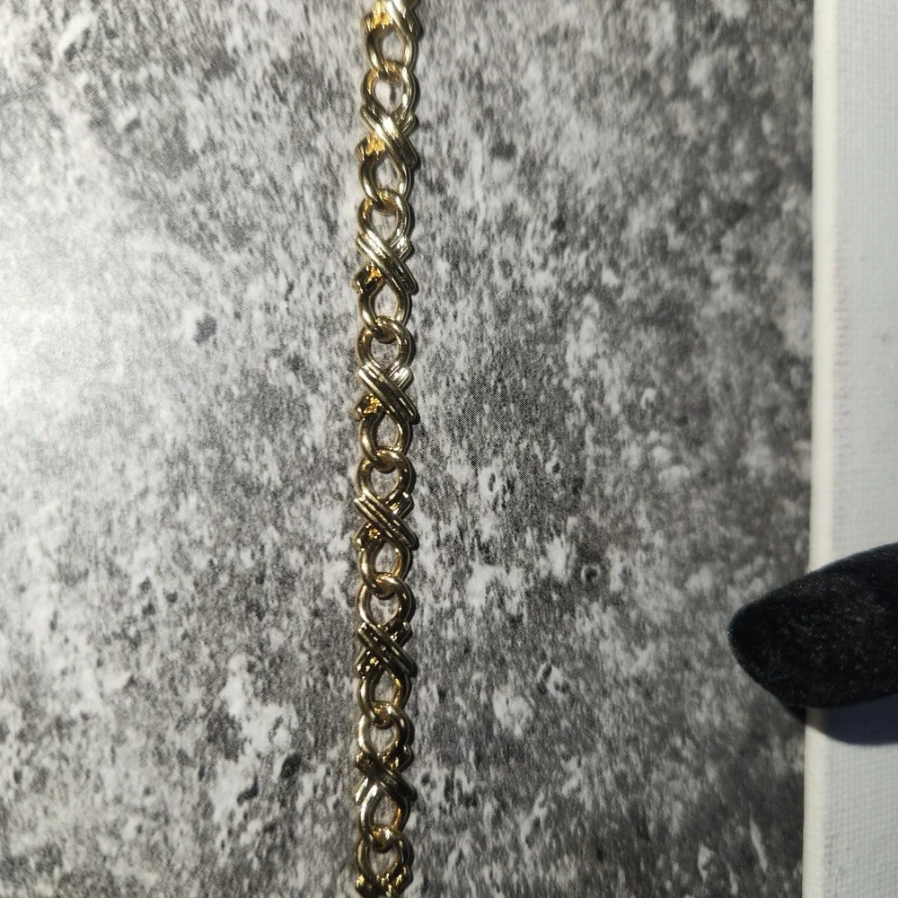 Gold Tone Hugs and Kisses XO Link Bracelet 7.5 Inch Classic Polished‎ Jewelry